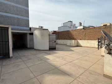 VENDO AMPLIA CASA DE 2 PISOS EN SAN MIGUEL