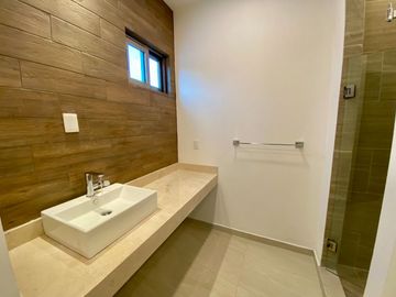HERMOSA Y AMPLIA CASA, CON ACABADOS DE LUJO EN AQUA, 4 RECAMARAS, ALBERCA Y TERRAZA