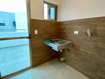 HERMOSA Y AMPLIA CASA, CON ACABADOS DE LUJO EN AQUA, 4 RECAMARAS, ALBERCA Y TERRAZA