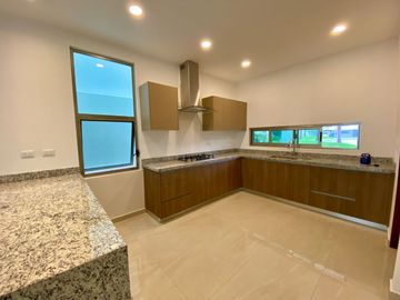 HERMOSA Y AMPLIA CASA, CON ACABADOS DE LUJO EN AQUA, 4 RECAMARAS, ALBERCA Y TERRAZA