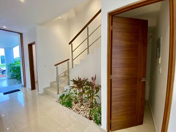 HERMOSA Y AMPLIA CASA, CON ACABADOS DE LUJO EN AQUA, 4 RECAMARAS, ALBERCA Y TERRAZA