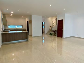 HERMOSA Y AMPLIA CASA, CON ACABADOS DE LUJO EN AQUA, 4 RECAMARAS, ALBERCA Y TERRAZA
