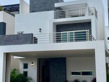 HERMOSA Y AMPLIA CASA, CON ACABADOS DE LUJO EN AQUA, 4 RECAMARAS, ALBERCA Y TERRAZA