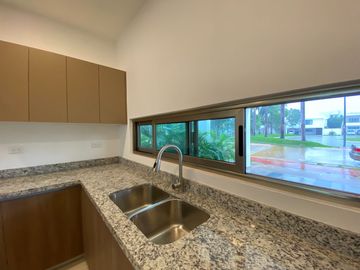 HERMOSA Y AMPLIA CASA, CON ACABADOS DE LUJO EN AQUA, 4 RECAMARAS, ALBERCA Y TERRAZA