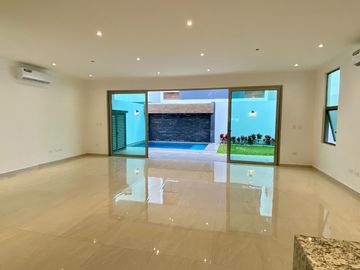 HERMOSA Y AMPLIA CASA, CON ACABADOS DE LUJO EN AQUA, 4 RECAMARAS, ALBERCA Y TERRAZA