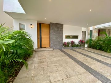 HERMOSA Y AMPLIA CASA, CON ACABADOS DE LUJO EN AQUA, 4 RECAMARAS, ALBERCA Y TERRAZA