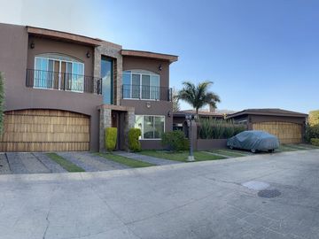 HERMOSA RESIDENCIA VIP EN PROVENZA RESIDENCIAL