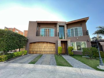 HERMOSA RESIDENCIA VIP EN PROVENZA RESIDENCIAL