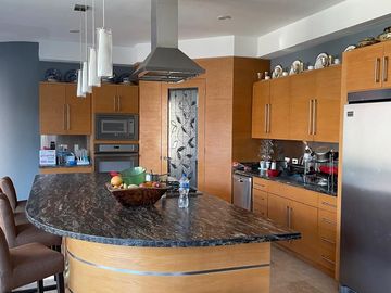 HERMOSA RESIDENCIA VIP EN PROVENZA RESIDENCIAL