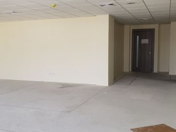 Vendo Oficina Corporativa en Sky Building – 140 m² + 2 Parqueos