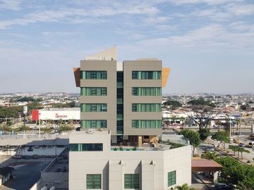 Vendo Oficina Corporativa en Sky Building – 140 m² + 2 Parqueos