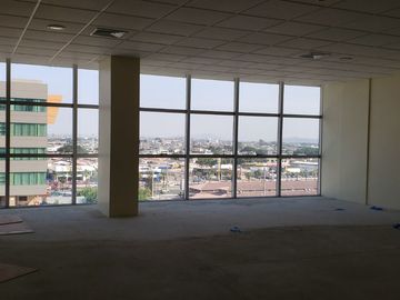 Vendo Oficina Corporativa en Sky Building – 140 m² + 2 Parqueos