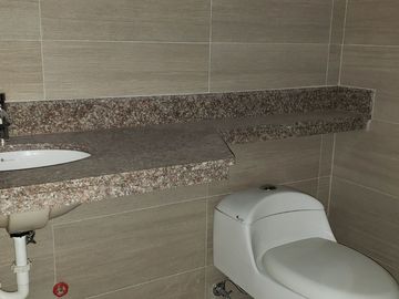 Vendo Oficina Corporativa en Sky Building – 140 m² + 2 Parqueos