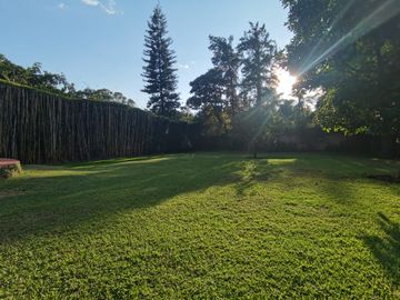 * HERMOSA CASA DE UN NIVEL CON AMPLIO JARDÍN. EXCELENTE UBICACIÓN
