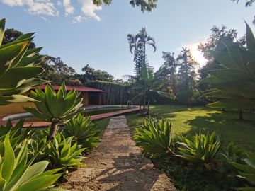 * HERMOSA CASA DE UN NIVEL CON AMPLIO JARDÍN. EXCELENTE UBICACIÓN