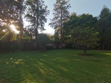 * HERMOSA CASA DE UN NIVEL CON AMPLIO JARDÍN. EXCELENTE UBICACIÓN