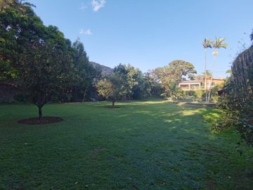 * HERMOSA CASA DE UN NIVEL CON AMPLIO JARDÍN. EXCELENTE UBICACIÓN