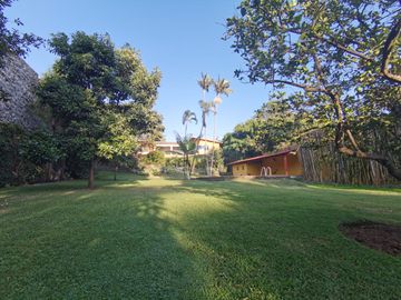 * HERMOSA CASA DE UN NIVEL CON AMPLIO JARDÍN. EXCELENTE UBICACIÓN
