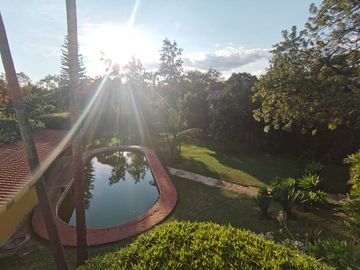 * HERMOSA CASA DE UN NIVEL CON AMPLIO JARDÍN. EXCELENTE UBICACIÓN