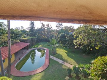 * HERMOSA CASA DE UN NIVEL CON AMPLIO JARDÍN. EXCELENTE UBICACIÓN