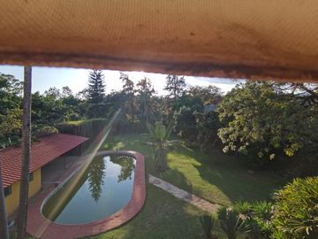 * HERMOSA CASA DE UN NIVEL CON AMPLIO JARDÍN. EXCELENTE UBICACIÓN