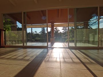 * HERMOSA CASA DE UN NIVEL CON AMPLIO JARDÍN. EXCELENTE UBICACIÓN