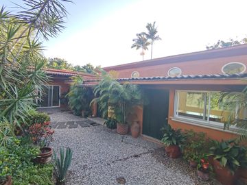 * HERMOSA CASA DE UN NIVEL CON AMPLIO JARDÍN. EXCELENTE UBICACIÓN