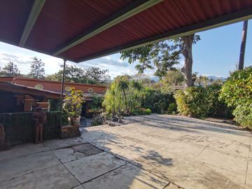 * HERMOSA CASA DE UN NIVEL CON AMPLIO JARDÍN. EXCELENTE UBICACIÓN