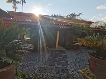* HERMOSA CASA DE UN NIVEL CON AMPLIO JARDÍN. EXCELENTE UBICACIÓN