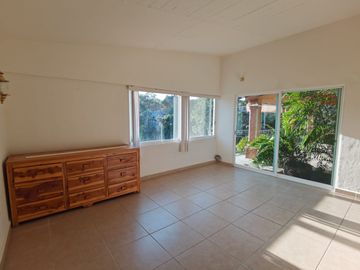 * HERMOSA CASA DE UN NIVEL CON AMPLIO JARDÍN. EXCELENTE UBICACIÓN
