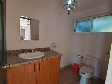 * HERMOSA CASA DE UN NIVEL CON AMPLIO JARDÍN. EXCELENTE UBICACIÓN