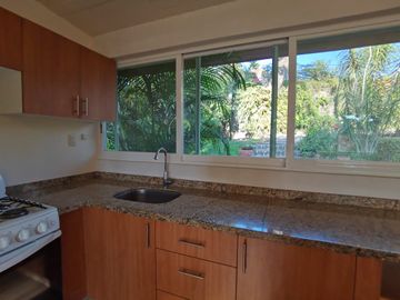 * HERMOSA CASA DE UN NIVEL CON AMPLIO JARDÍN. EXCELENTE UBICACIÓN