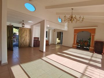* HERMOSA CASA DE UN NIVEL CON AMPLIO JARDÍN. EXCELENTE UBICACIÓN