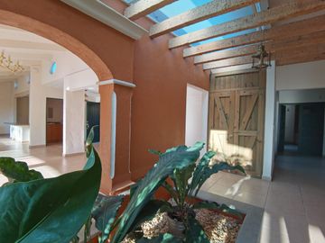* HERMOSA CASA DE UN NIVEL CON AMPLIO JARDÍN. EXCELENTE UBICACIÓN