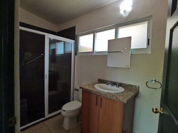 * HERMOSA CASA DE UN NIVEL CON AMPLIO JARDÍN. EXCELENTE UBICACIÓN