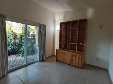 * HERMOSA CASA DE UN NIVEL CON AMPLIO JARDÍN. EXCELENTE UBICACIÓN