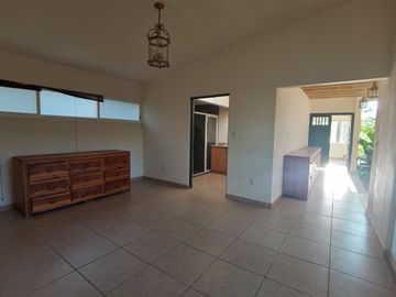 * HERMOSA CASA DE UN NIVEL CON AMPLIO JARDÍN. EXCELENTE UBICACIÓN