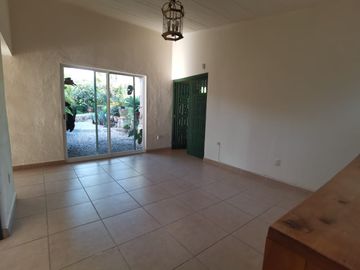 * HERMOSA CASA DE UN NIVEL CON AMPLIO JARDÍN. EXCELENTE UBICACIÓN