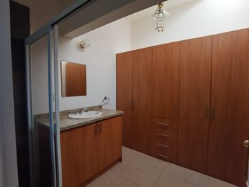 * HERMOSA CASA DE UN NIVEL CON AMPLIO JARDÍN. EXCELENTE UBICACIÓN