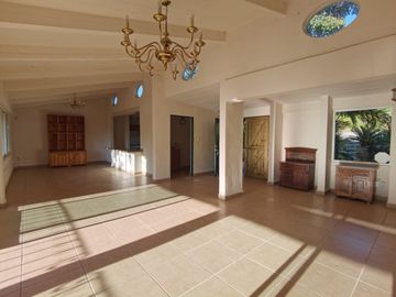 * HERMOSA CASA DE UN NIVEL CON AMPLIO JARDÍN. EXCELENTE UBICACIÓN