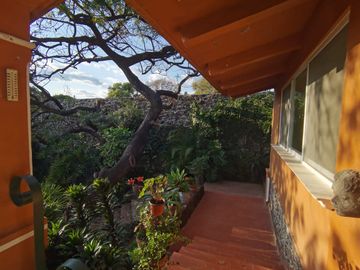 * HERMOSA CASA DE UN NIVEL CON AMPLIO JARDÍN. EXCELENTE UBICACIÓN