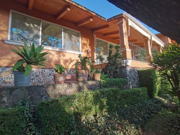 * HERMOSA CASA DE UN NIVEL CON AMPLIO JARDÍN. EXCELENTE UBICACIÓN