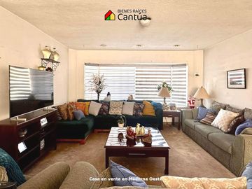 Casa en venta de 2 Niveles con Amplios Espacios • Moderna Oeste, Ensenada B.C.