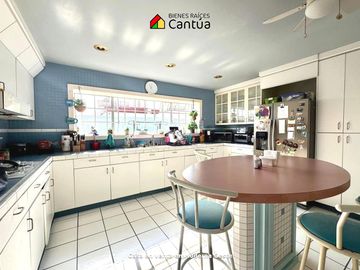 Casa en venta de 2 Niveles con Amplios Espacios • Moderna Oeste, Ensenada B.C.