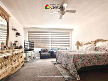 Casa en venta de 2 Niveles con Amplios Espacios • Moderna Oeste, Ensenada B.C.