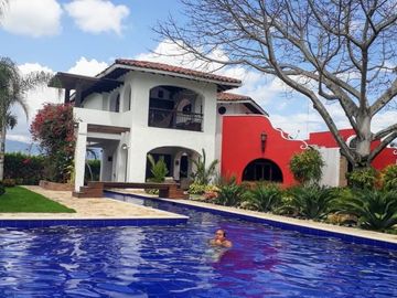 SE VENDE HERMOSA CASA  CAMPESTRE  EN ROZO