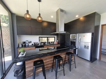 Residencia en venta en CAÑADAS, ZAPOPAN con extraordinaria vista y alberca