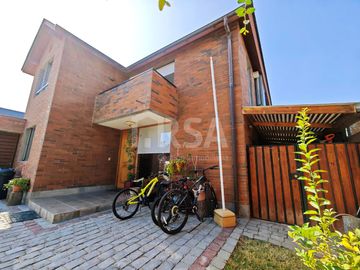 CASA 5 HABITACIONES/3 BAÑOS EN AVENIDA LAS PERDICES 4760, CONDOMNIO CERRADO, PEÑALOLÉN