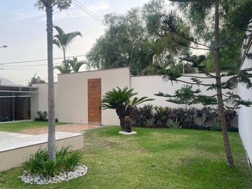 VENTA DE HERMOSA CASA CON PISCINA EN URB. PORTADA DE LA PLANICIE EN LA MOLINA