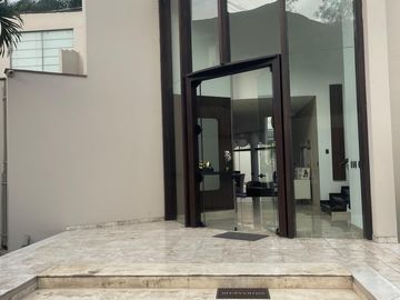 VENTA DE HERMOSA CASA CON PISCINA EN URB. PORTADA DE LA PLANICIE EN LA MOLINA